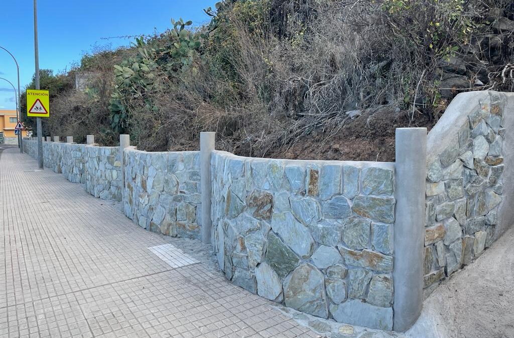 Un nuevo muro de contención mejora la seguridad del tramo escolar de Los Quevedos