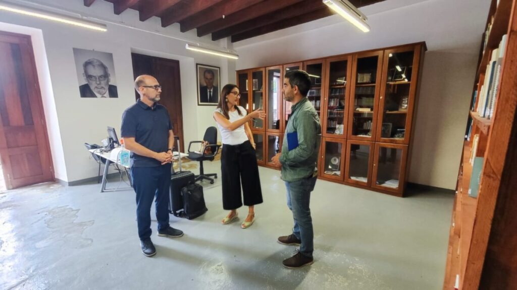 Juan Siverio (d) junto a representantes de la empresa en la biblioteca Antonio Bello