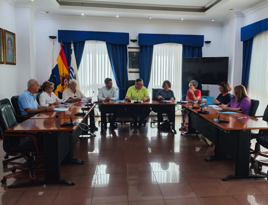 El Alcalde y el concejal de Cultura junto al comité de asesores