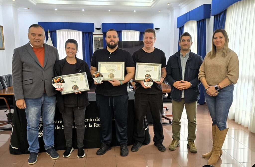 Premiados y concejales en foto de familia del acto de entrega